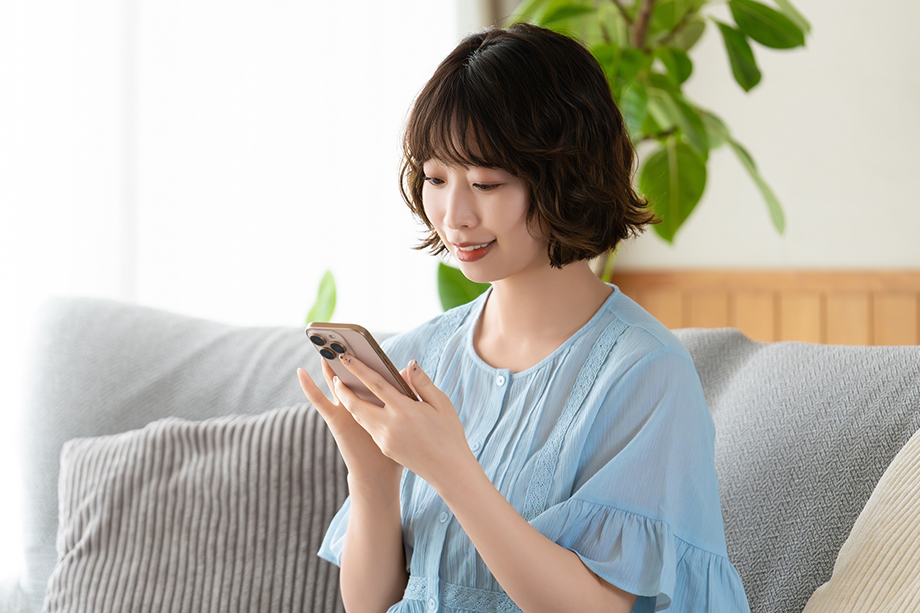 スマホを操作する手元